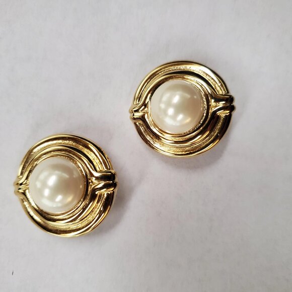 Signed Vintage Vendome Faux Pearl Gold Tone Button Clip On Earrings - Picture 5 of 10